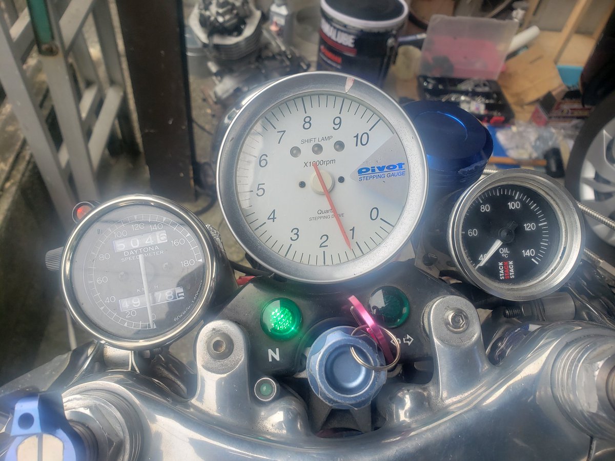 ST250_CafeRacer's tweet photo. 走行距離が20万kmを超え、圧縮抜けの症状が発生してしまいました。
エンジンを開ける以外で色々手を尽くしましたが、どうにもならなかったので、中古のエンジンを購入し、交換しました。
特殊工具は不要でしたが、いろいろ外す必要があって、めちゃくちゃ疲れました https://t.co/1o2NNLdEaN
