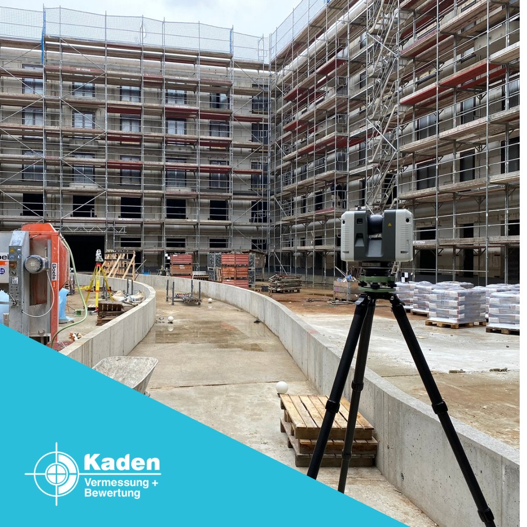 Laserscanning am Bau - Für die Ausführungsplanung eines verglasten Laubengangs erfolgte die Aufnahme der Betonsockel mit dem Laserscanner RTC360. So konnte eine exakte Grundlage für die Planung des Stahlbaus geschaffen werden. #vermessung #laserscanning #rohbaukontrolle