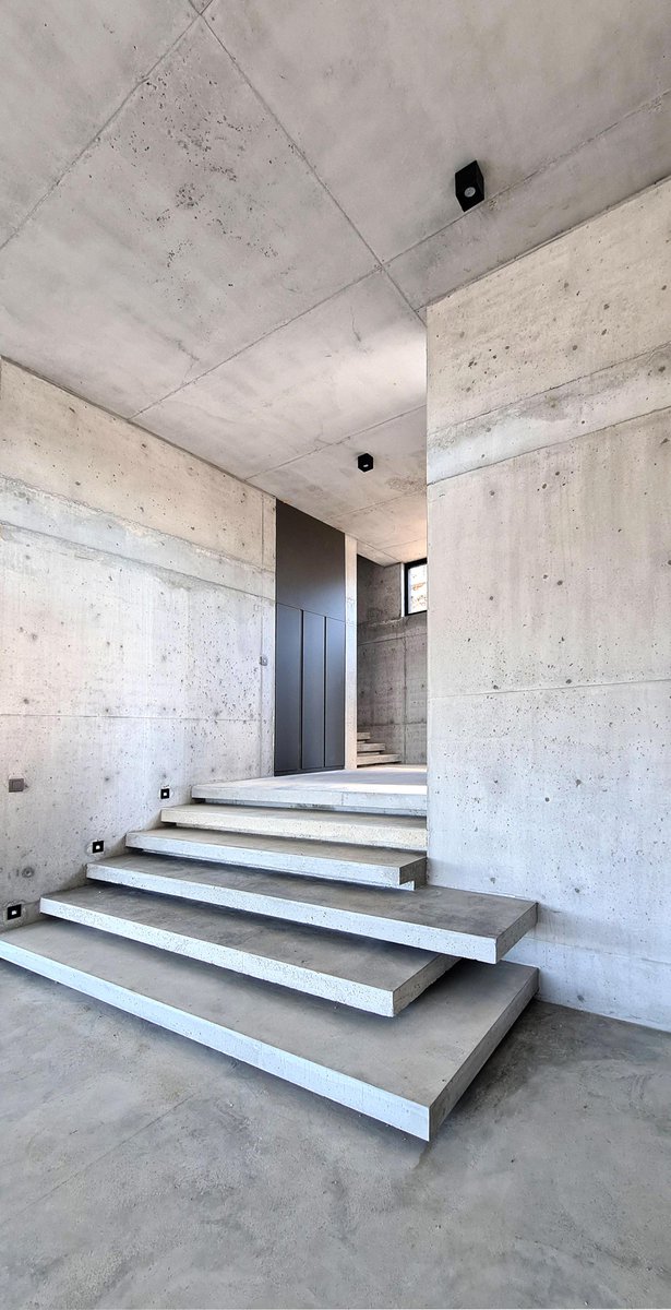 Brüt betonu imzası haline getiren PIN Architects tarafından tasarlanan Çambeleni Evi.

Muğla, Ula'20