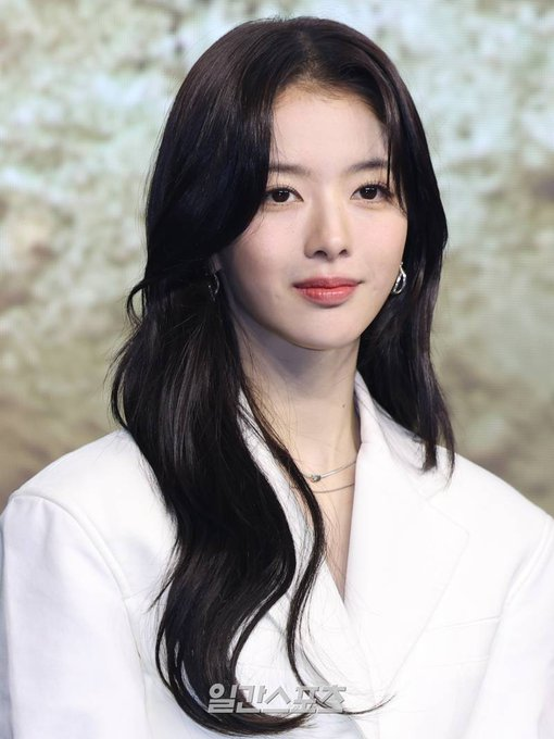 #RohJeongEui is reportedly set to lead a new MBC drama titled <#BunnyAndHerBoys>. 
The romance comedy, based on a webtoon, revolves around Ban Hee-jin, an ordinary 21-year-old college student who encounters five men and develops romantic connections with them.