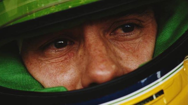 C’è una parola, derivante dalla cultura brasiliana, che indica una forma di malinconia.
Un sentimento affine alla nostalgia.

Una sorta di ricordo nostalgico e affettivo di un bene speciale che è assente, accompagnato dal desiderio di riviverlo o possederlo.

È Saudade.

#Senna