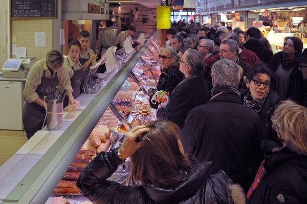 #AO Paulo Les emplacements au sein des halles #PaulBocuse sont remis au pot. La Ville de Lyon lance une procédure de mise en concurrence des concessions des commerçants qui arrivent à échéance fin 2025. Comprenez que les 56 commerçants qui occupent actuellement les lieux ne