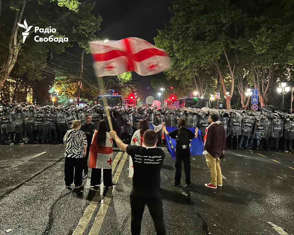 A Kyiv si diceva - “quando la bandiera nazionale diventa uno dei simboli della protesta, vuol dire che contro di te c’è l’invasore”. Adesso la 🇬🇪 lotta per non diventare una colonia russa, come l’🇺🇦