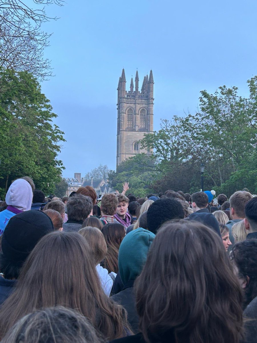 Greetings from Oxford.🔆
I was up early to listen at 6am to a choir singing at the top of Magdalen College chapel.
This is apparently a 500yr ritual to welcome the Spring on 1st May,  with thousands of people in the street!