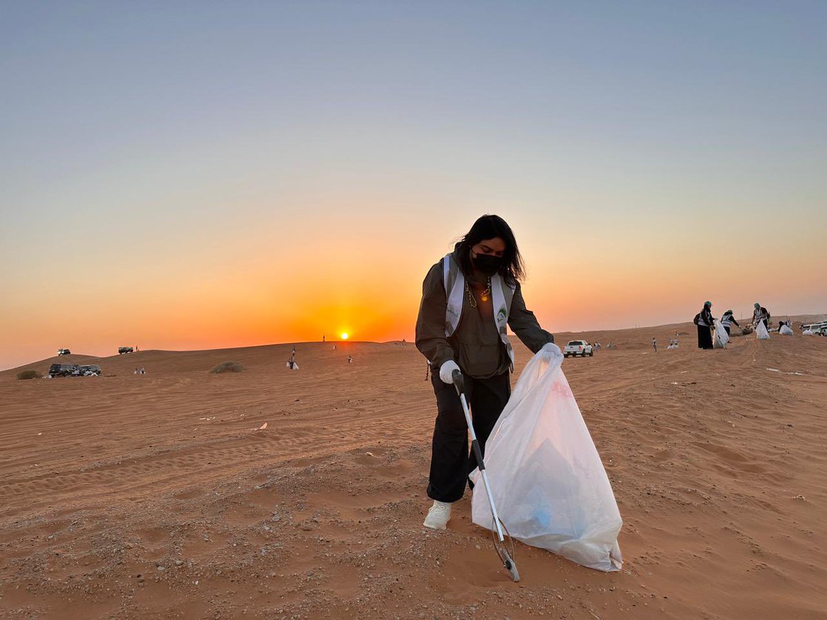 هذه سارة التميمي من المملكة العربية السعودية، وهي الآن متطوعة منتظمة لدينا. سارة متطوعة صامتة وجمعت الكثير من أكياس القمامة. وعندما سألتها عن سبب انضمامها إلينا، قالت لي إن المملكة العربية السعودية هي بيتي، ومن واجبها كمواطنة أن تكون قدوة حسنة. شكرًا سارة على شغفك والتزامك…