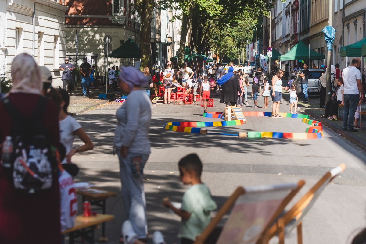 Am 4. Mai gehört die Wambeler Straße, Ecke Borsigplatz, den Kindern. Statt Autos gibt es Hulla-Hoop, Stelzen & Fußball. Zwischen Hausnr. 1 bis 34 wird die Straße von 9-18 Uhr für den Verkehr gesperrt. Die Aktion ist Teil des #TagderStädtebauförderung & von #DORTBUNT.nebenan.