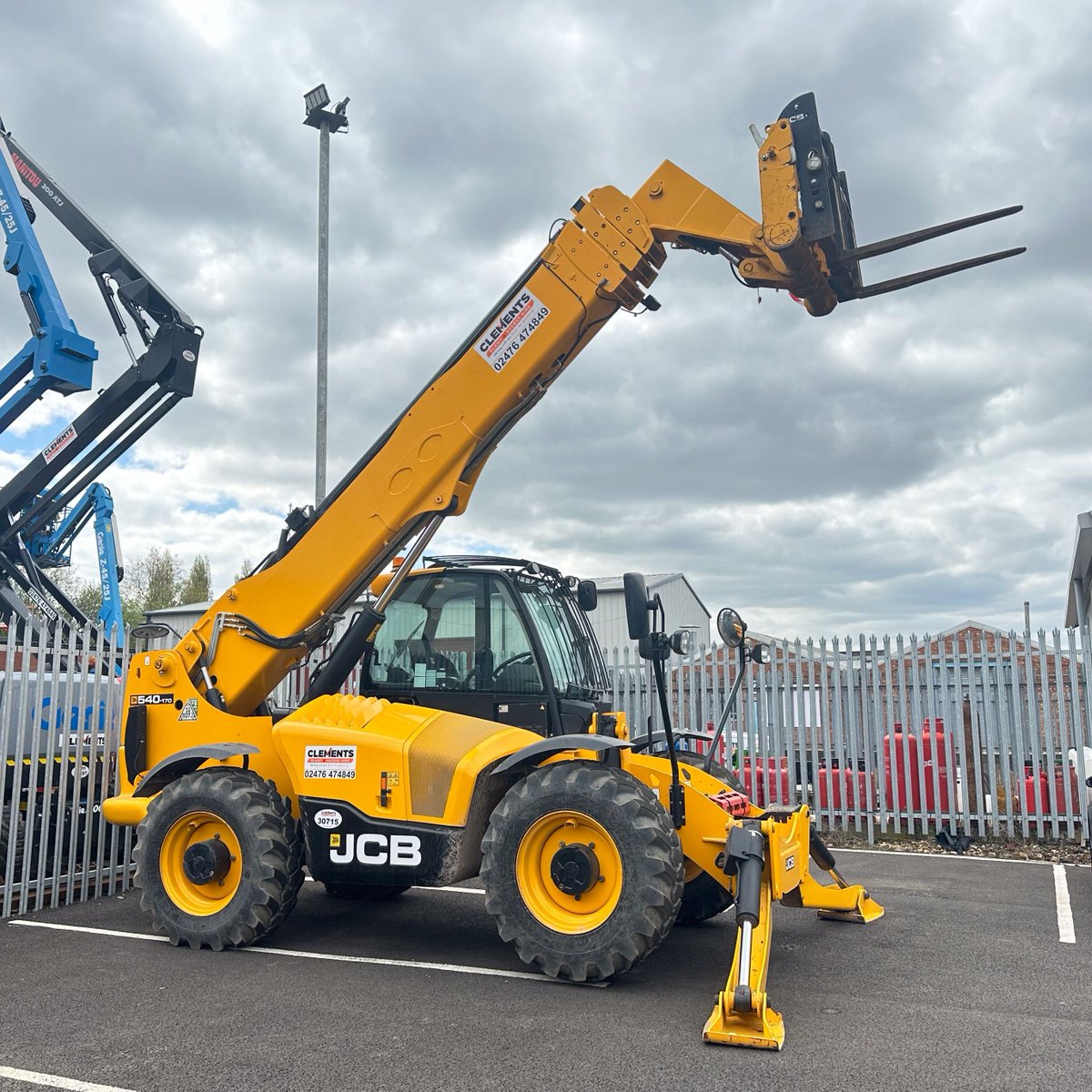 If you're looking for a flexible #materialshandling machine, a #telehandler could provide the solution. Ideal for #construction sites, #builder yards & #agricultural applications or anywhere where you are handling movement of palletised & bagged loads.

buff.ly/2rj23D5