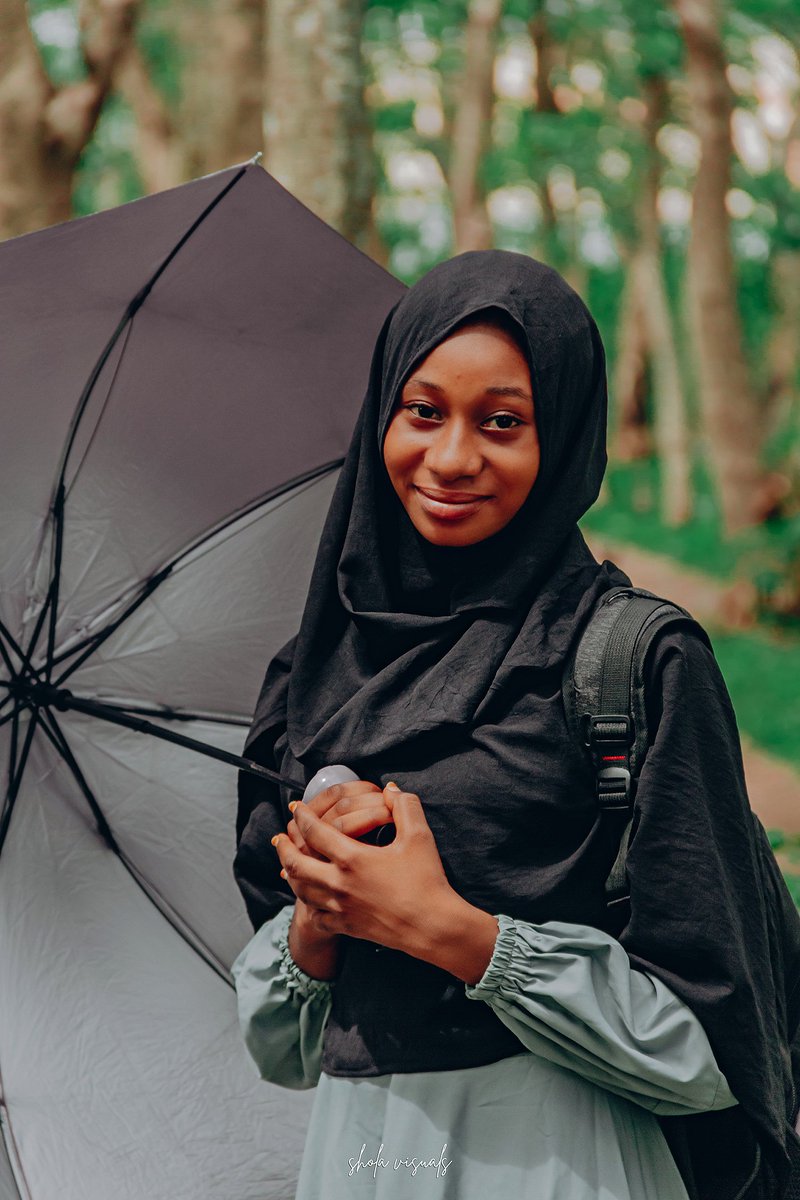 Sholas_visual's tweet photo. 💡Moments of grace in everyday life 📸

I snapped this photos of Alhaja on my way to class, but it's more than just a passing glance. It's a glimpse into the beauty of our community, the strength of our women, and the vibrancy of our culture.

Big Wiz Wizkid Nepa https://t.co/JbnvCMuOeB