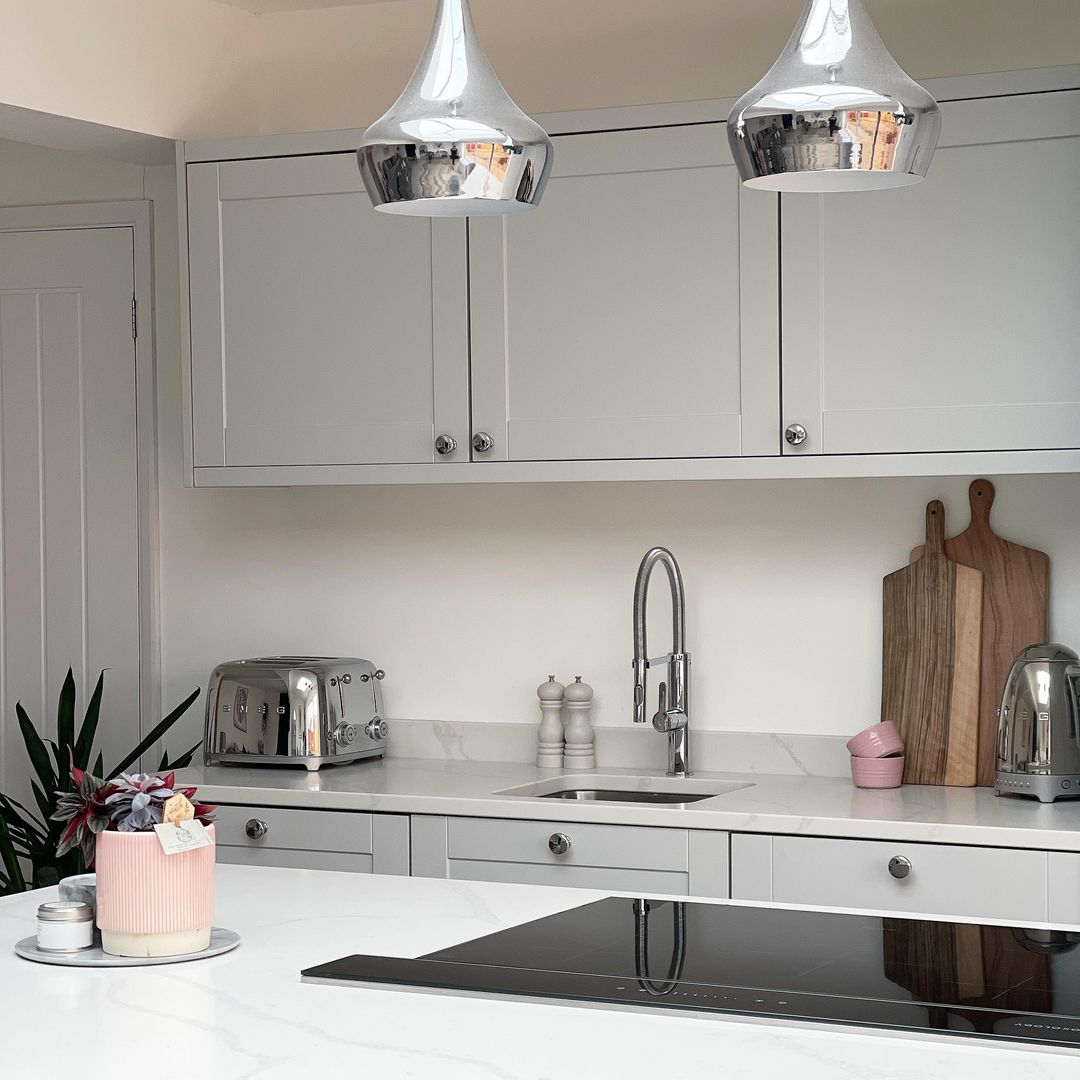 It's all about the details in IG:renovating_our_abode's gorgeous kitchen #wrenovation ✨ - Infinity Shaker Classic in Fossil Grey Matt - Quartz Traviso Worktop #wrenkitchens #kitchendesign #kitcheninspo #interiordesign #shakerkitchen #shakerclassic #pinkaccents