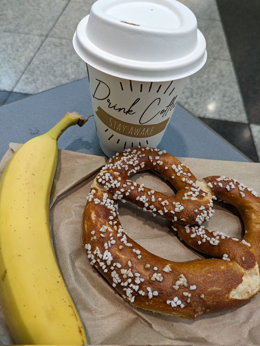 ドイツっぽいもの少しでも食べようと空港での朝ご飯プレッツェルにしてみた🥨しょっぱくて塩全部外して食べた
