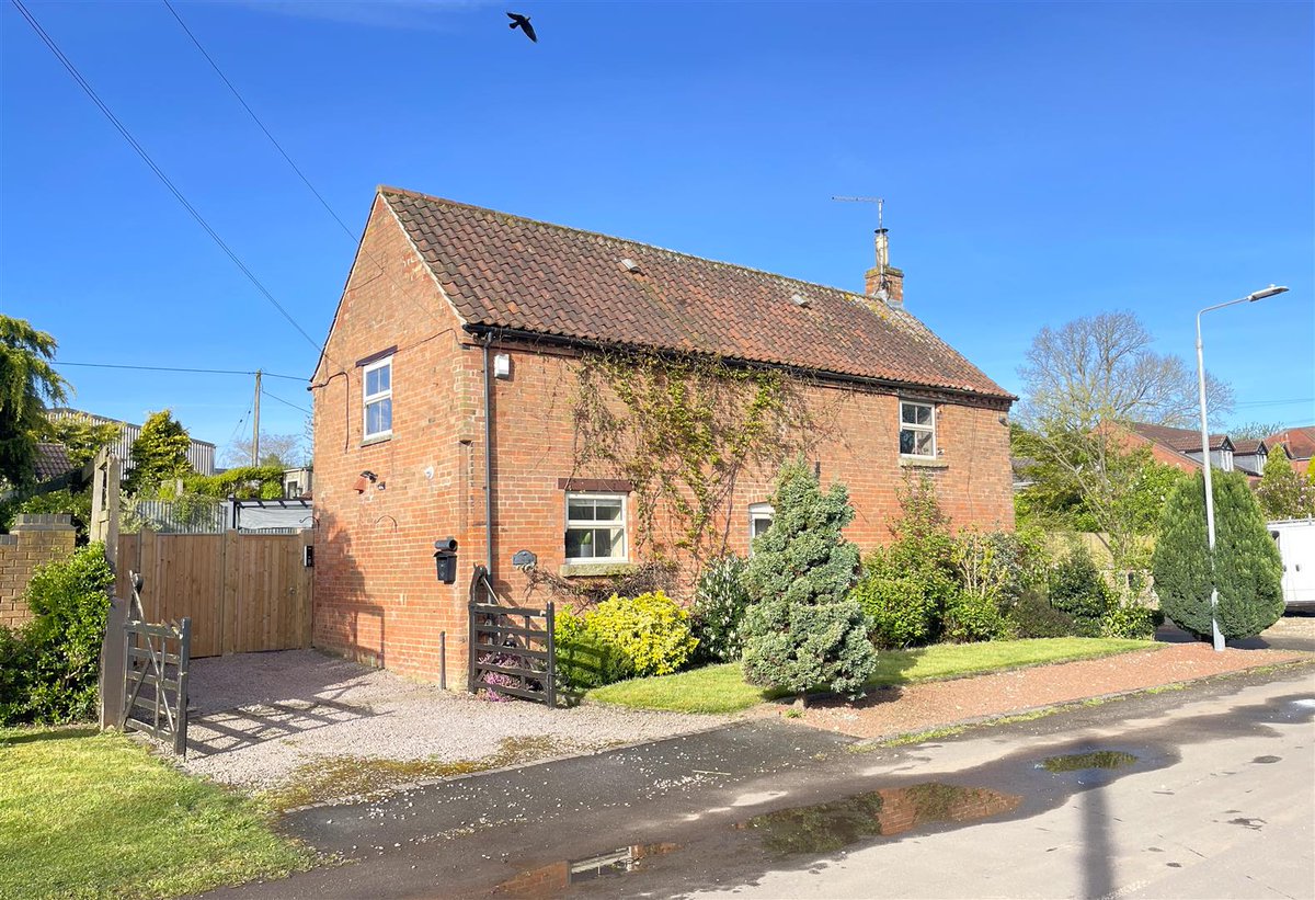 An opportunity to purchase an interesting, individual detached barn conversion
🪄Impressive Feature Sitting Room
🌍Lowdham
📍Bingham Office 
☎️01949 836 678 
👀ow.ly/wgFb50Rp0PU
#proudguildmember #guildproperty #richardwatkinson #onthemarket #rightmove
