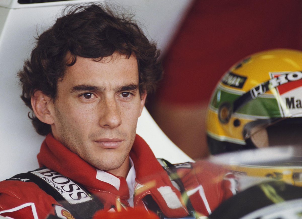 Come tanti, da 30 anni quel weekend di Imola è marchiato a fuoco nella memoria. Ricordo ogni momento dal venerdì alla domenica, fino all'annuncio della Rai. La corsa andata avanti lo stesso, anche se tutti sapevano.
The show must go on, ma non è stato più lo stesso.
#Senna30