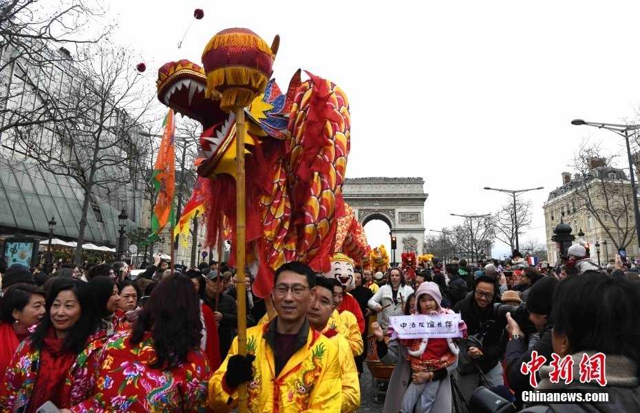 【今年以來中法人員交流交往同比增長超200%】2024年是中法建交60周年暨中法文化旅遊年，中法兩國人員交流交往聯繫更加頻繁密切。今年以來，法國籍人員入境中國10.4萬人次，較2023年同期增長294.71%；中國內地居民出境赴法國13萬人次，較2023年同期增長215.28%。bityl.co/PdfM