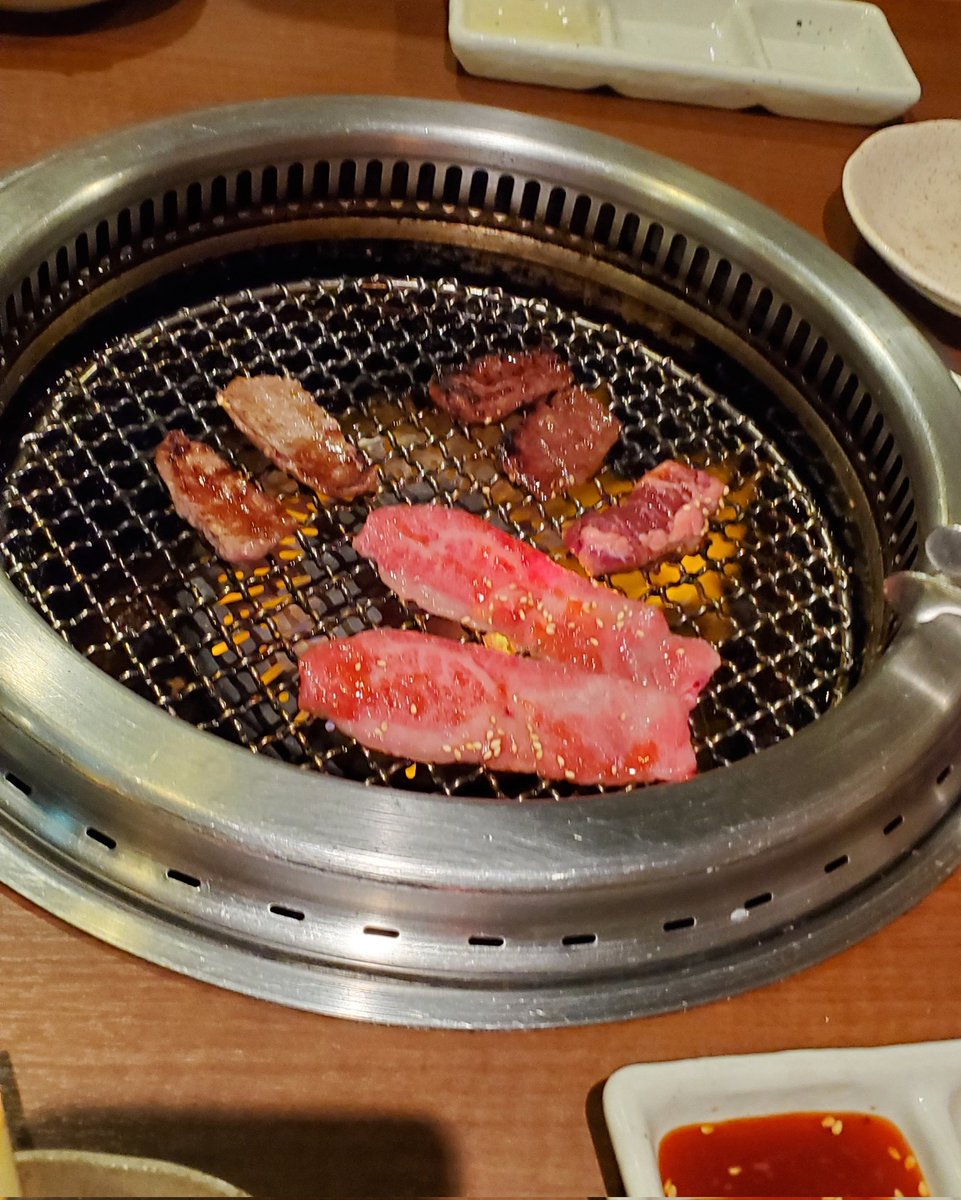 昨日は二人とも大きな仕事を終えて、ヘロヘロなので焼肉で打ち上げ