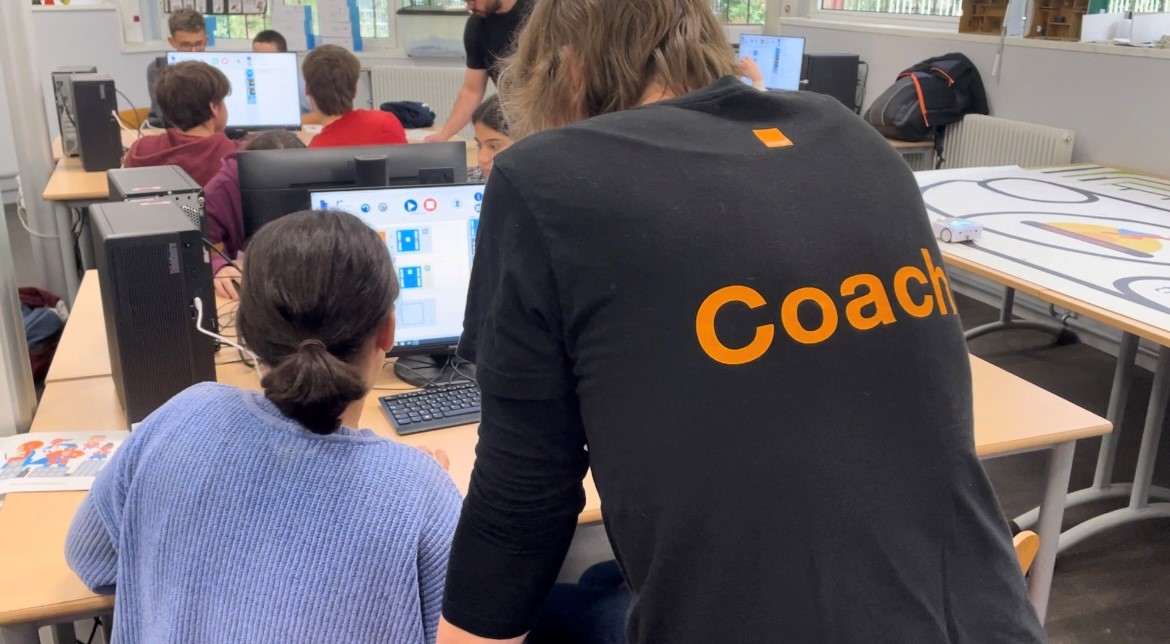 🤖 Les #SuperCodeurs du collège La Plaine à #Lavardac Les ambassadeurs Orange et les 81 collégiens se sont retrouvés autour d'une journée dédiée au codage, placée sous la découverte et la bonne humeur. Une belle occasion de révéler de nouvelles passions 😉