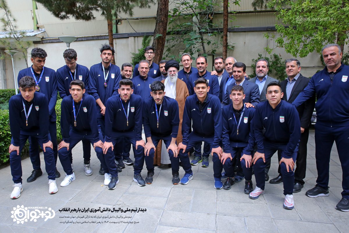 صبح امروز؛ عکس یادگاری با تیم ملی والیبال دانش‌آموزی ایران که با نام سردار شهید زاهدی به تازگی در صربستان قهرمان جهان شده‌اند