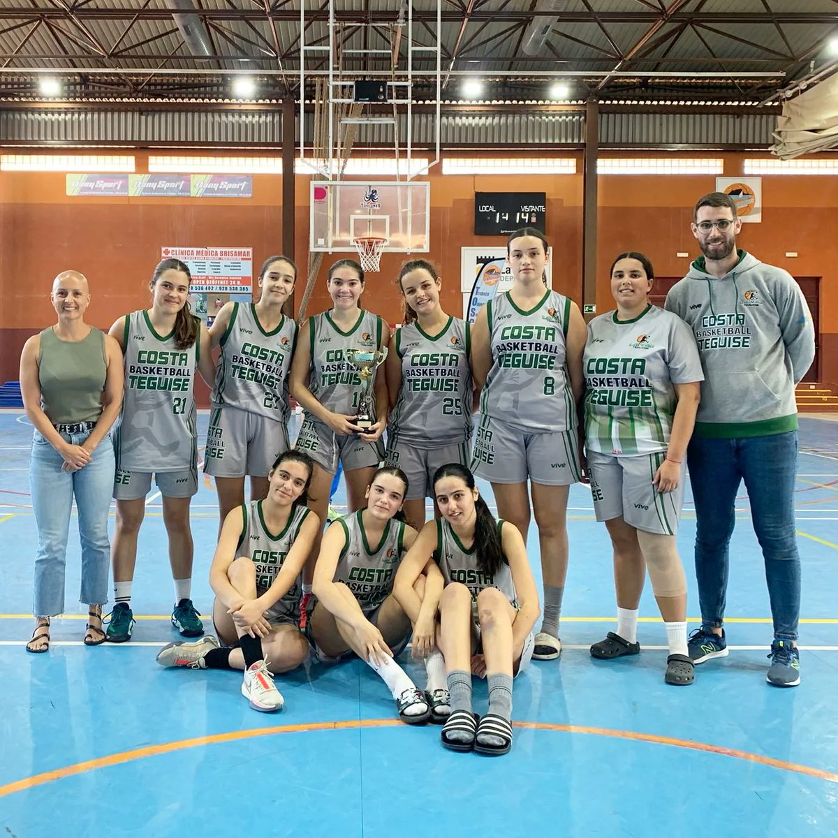 FCBaloncesto's tweet photo. 🏆 #JuniorFemLIIC
1️⃣ #Toscones
2️⃣ #CostaTeguise
3️⃣ @magectias1995
4️⃣ @tizziritinajo
🎉 #Enhorabuena https://t.co/KXJvzWZ7Lh
