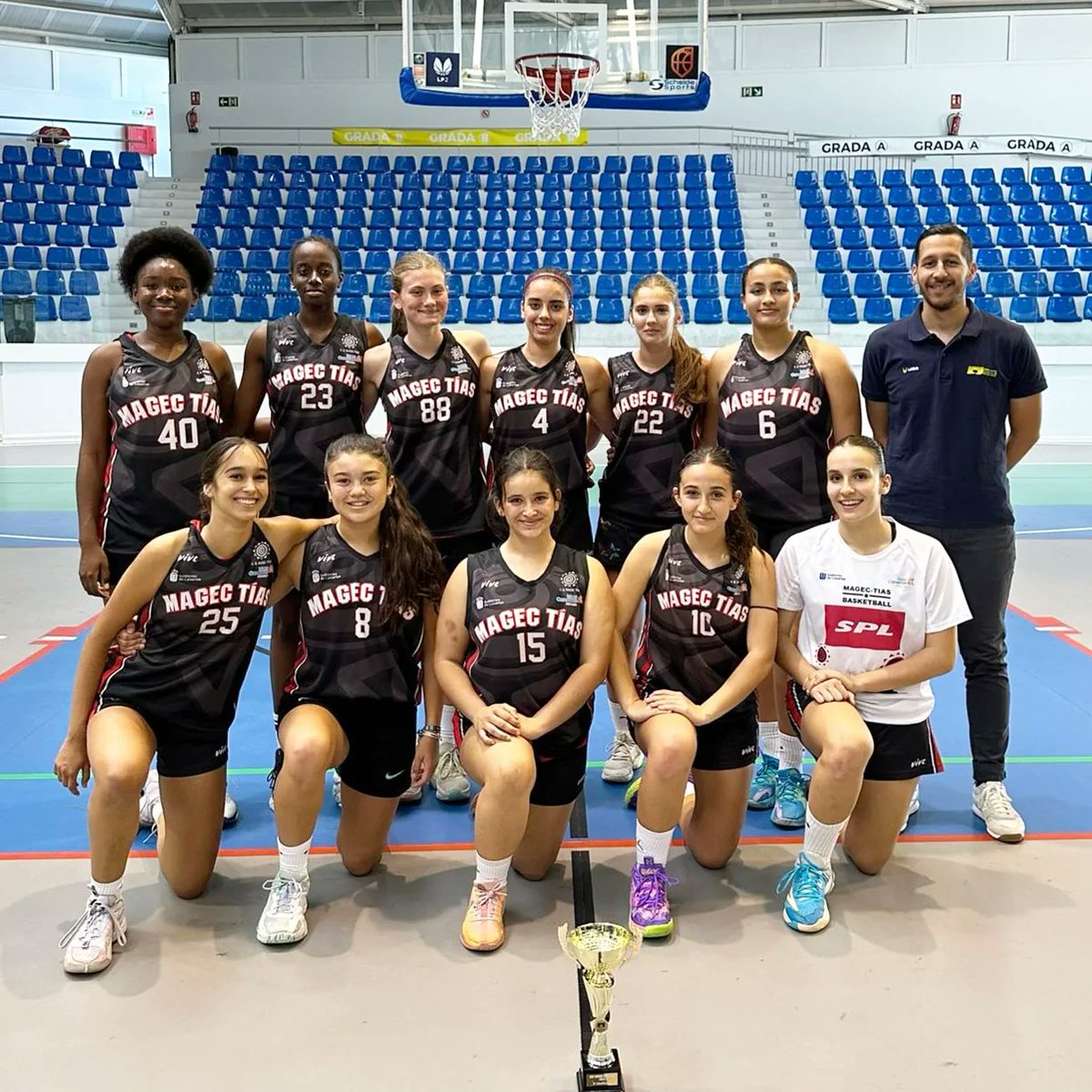 FCBaloncesto's tweet photo. 🏆 #JuniorFemLIIC
1️⃣ #Toscones
2️⃣ #CostaTeguise
3️⃣ @magectias1995
4️⃣ @tizziritinajo
🎉 #Enhorabuena https://t.co/KXJvzWZ7Lh