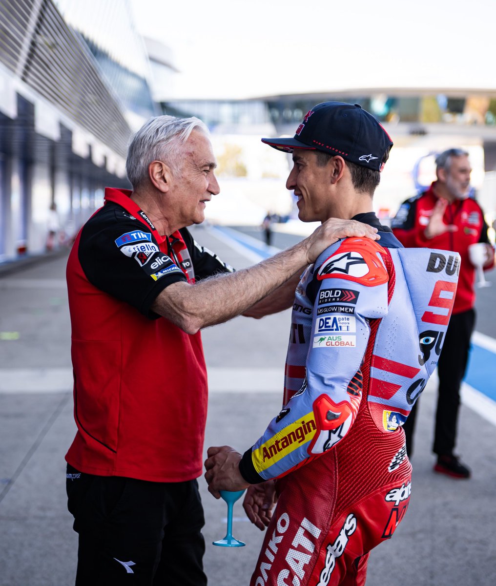 Plotting 👀 @marcmarquez93 🤝 Davide Tardozzi 📸 @GresiniRacing #MotoGP | #SpanishGP