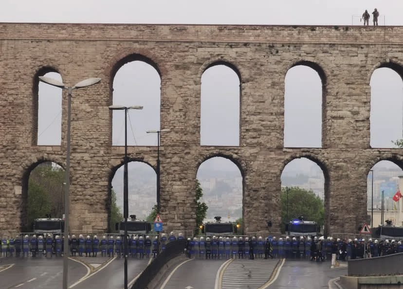 Hahahahha ya siz ne yapıyorsunuz böyle devlet bey 😂 Size buranın hikayesini anlatayım, görmüş ama merak edip okumamışsınızdır. Roma imparatorluğunun çöküşünü başlatan mağlup ve maktul Roma imparatoru Valens tarafından yaptırılmıştır bu kemer, şimdi mağlup ve