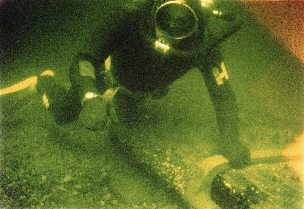 Sport divers at the wreckage of sunken steamship Skiftet.