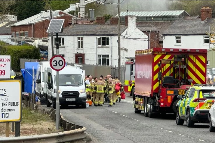 Fire service issues update on chemical factory blaze dailypost.co.uk/news/north-wal…