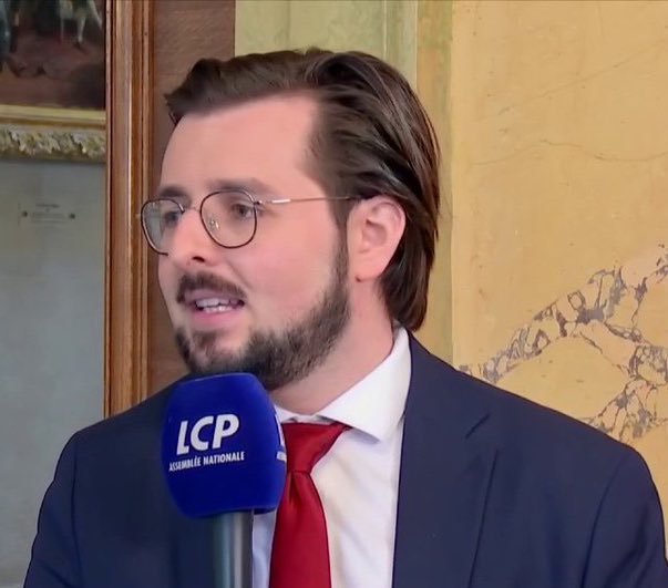 ⚡️🇫🇷CITATION - Le député Philippe Brun sur LCP : «En 2009, j’ai bloqué Sciences Po avec Gabriel #Attal, qui était mon ami à l’époque. On avait bloqué pour la venue d’Éric Besson, alors min. de l’Immigration. On avait fait une banderole ‘Pétain, reviens ! T’as oublié tes chiens’».