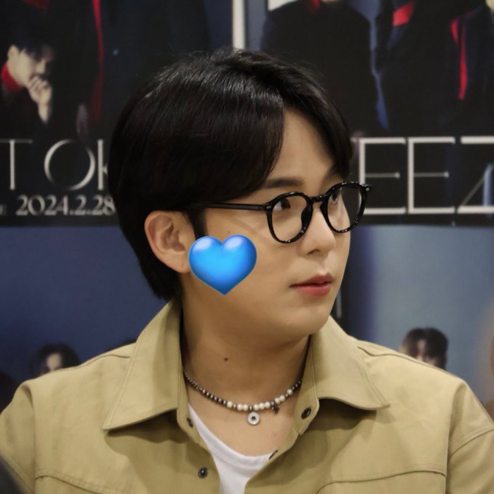 OHMYGODDDDDD JONGHK LOOKS SO PRETTY GLASSES AND THAT NECKLACE?,2?:$/!/$