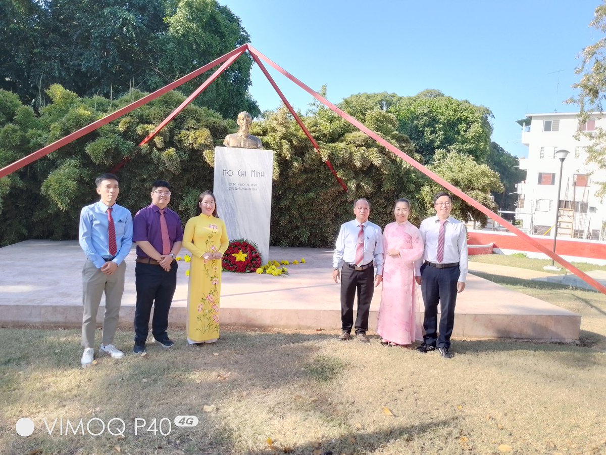 carantosan's tweet photo. The #FOSCO delegation from #Vietnam laid a wreath at the bust of Ho Chi Minh in the park named after him in #Havana .They were also received at #ICAP headquarters by @aliciacorredera, Director of Asia. This visit reaffirms the unbreakable friendship between #Vietnam and #Cuba. https://t.co/cTQERDl2Qe