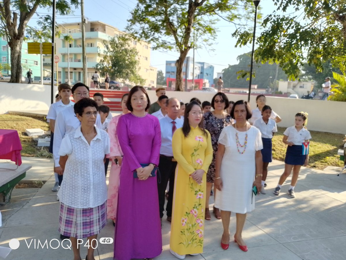 carantosan's tweet photo. The #FOSCO delegation from #Vietnam laid a wreath at the bust of Ho Chi Minh in the park named after him in #Havana .They were also received at #ICAP headquarters by @aliciacorredera, Director of Asia. This visit reaffirms the unbreakable friendship between #Vietnam and #Cuba. https://t.co/cTQERDl2Qe