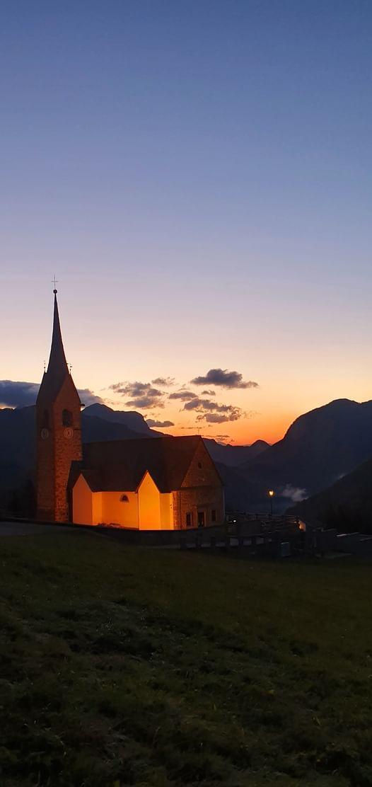 Il tramonto a Sauris di Sopra è pura suggestione ph. Roberto Spadetto #BestTourismVillages #sustainabletourism #btv_UNWTO #sustainabletourism #SaurisUnaFotoAlGiorno #sauriszahre #sauris365 #sauris @BTV_UNWTO @italia @unesco