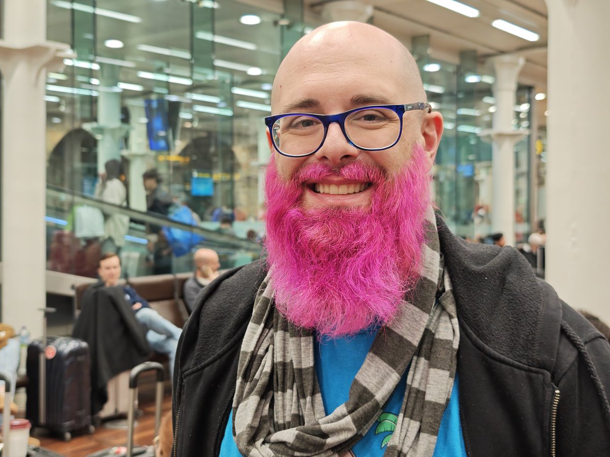 First time I've seen a gent with a pink beard 😱 He was kind enough to pose for a photo 😁