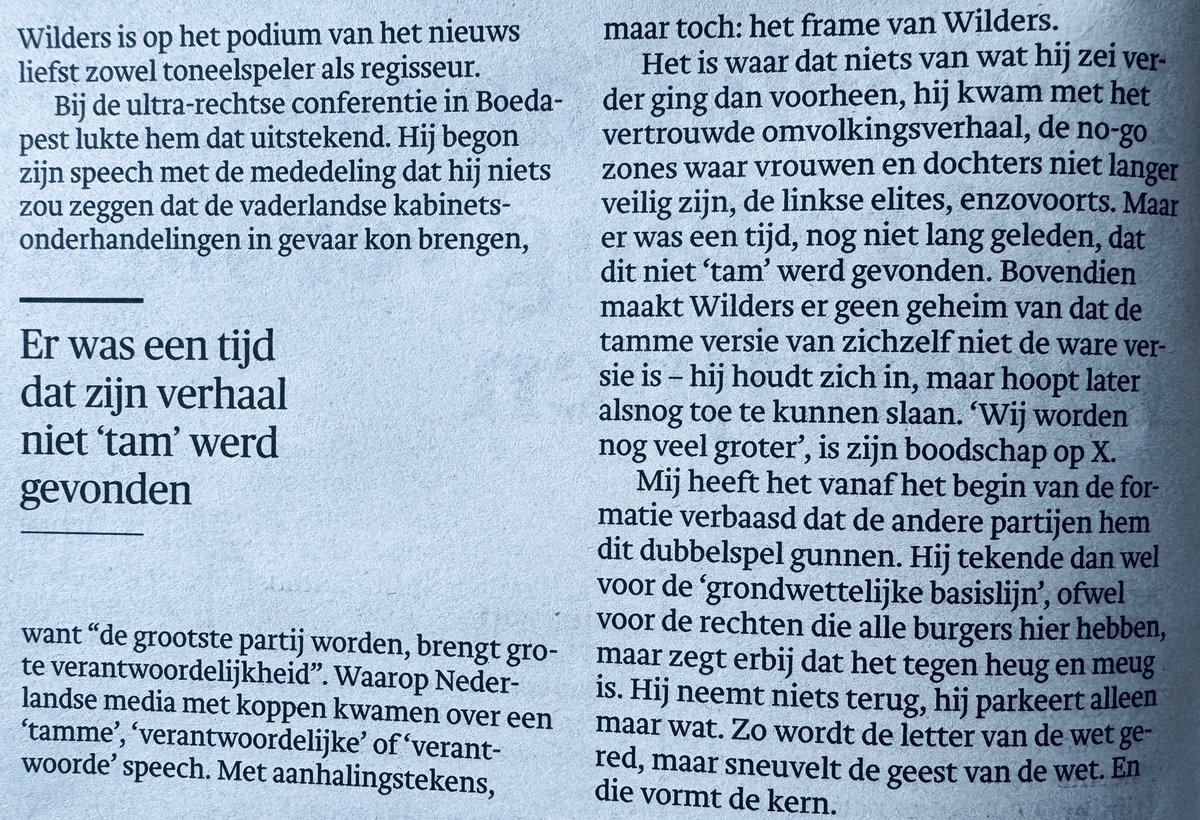 In @trouw fileert @StevoAkkerman de manier hoe Wilders zijn coalitiepartners gijzelt. Hij doet dat met „zelfbedacht nieuws“, door de media te bespelen. „Wilders is op het podium van het nieuws liefst zowel toneelspeler als regisseur.“ En keer op keer trapt men in zijn frame.