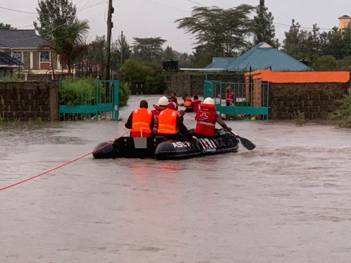 Kitengela: Families trapped in their homes after seasonal river bursts it banks following heavy rains last night. Red Cross rescue under way.