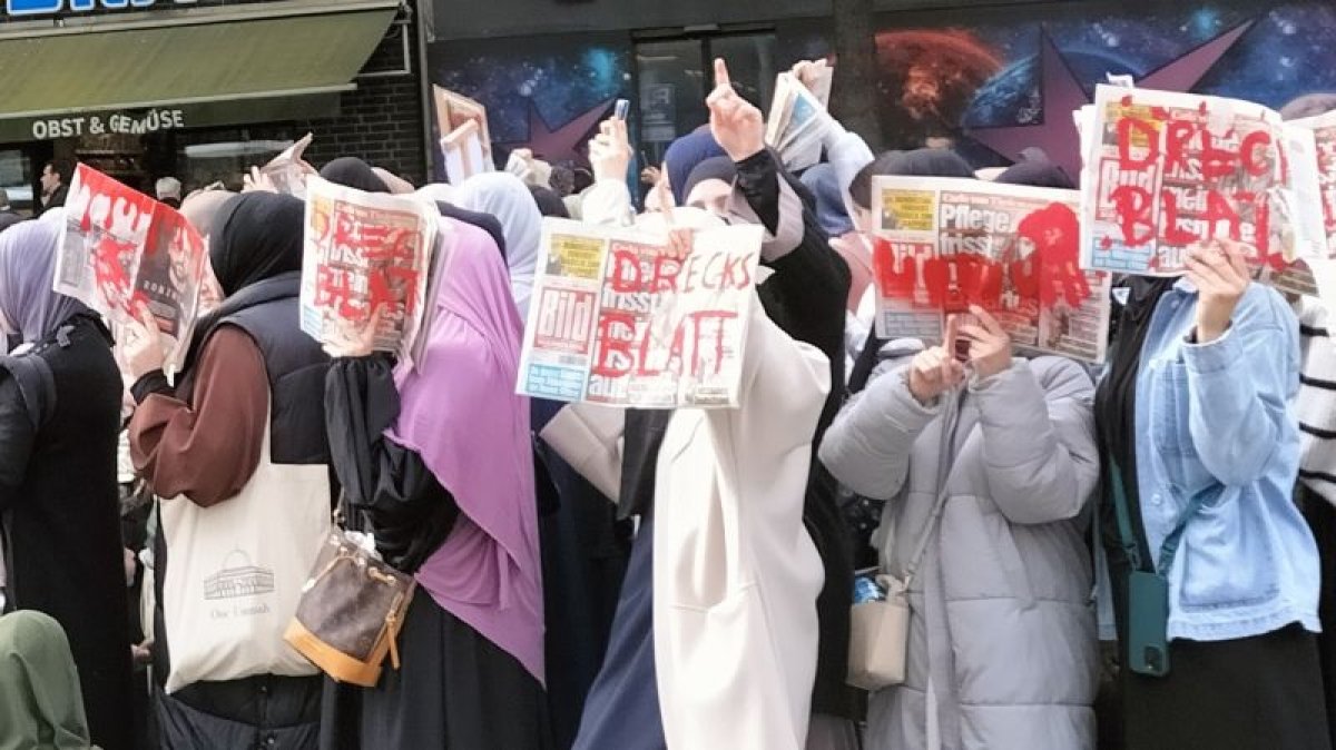Jungle_World's tweet photo. Die Ideologie der Gruppierung Hizb ut-Tahrir dreht sich um die Vereinigung aller Muslime in einem wiederhergestellten #Kalifat. Sämtliche Nationalstaaten in der islamischen Welt werden als Produkte des Kolonialismus angesehen und abgelehnt. Eine Analyse.
🔗https://t.co/fFznQuXNTK https://t.co/7SskiBQQqj