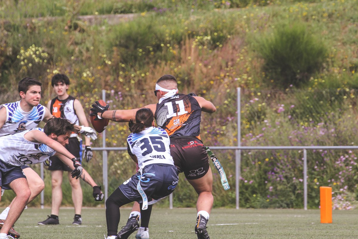 ExtremaduraFAFF's tweet image. Así concluye la tabla de anotadores tras la temporada regular de la #LFFE2024🏈:

🔢
#Chiki70🦆 190 pts
#Emilio11⚫️ 131
#Álvaro7⚔️ 77
#Joaquín7🟠 76
#Juanca5⚔️ 69
#Adrián77🟠 61
#Ale87🦆 61
#JuanG3⚫️54
#Juanpe69🦆54
#Álex25⚫️53
#Guille10⚔️49
#Marco3🐣45

📋footballextremadura.wordpress.com/vi-liga-de-fla…