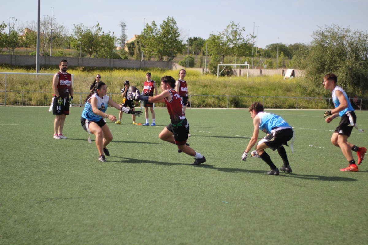 ExtremaduraFAFF's tweet image. Así concluye la tabla de anotadores tras la temporada regular de la #LFFE2024🏈:

🔢
#Chiki70🦆 190 pts
#Emilio11⚫️ 131
#Álvaro7⚔️ 77
#Joaquín7🟠 76
#Juanca5⚔️ 69
#Adrián77🟠 61
#Ale87🦆 61
#JuanG3⚫️54
#Juanpe69🦆54
#Álex25⚫️53
#Guille10⚔️49
#Marco3🐣45

📋footballextremadura.wordpress.com/vi-liga-de-fla…