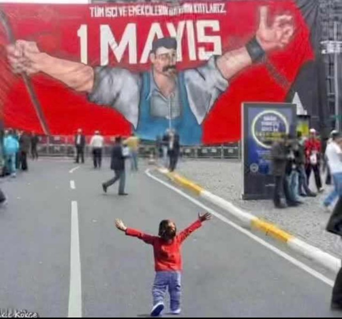 Dayanışma, beraberlik ve yardımlaşma gibi güçlü değerlerimizin en önemli simgesi olan #1Mayıs Emek ve Dayanışma Günü kutlu olsun. Bu değerlerimizin kaybolmaması dileğiyle #Yaşasın1Mayıs