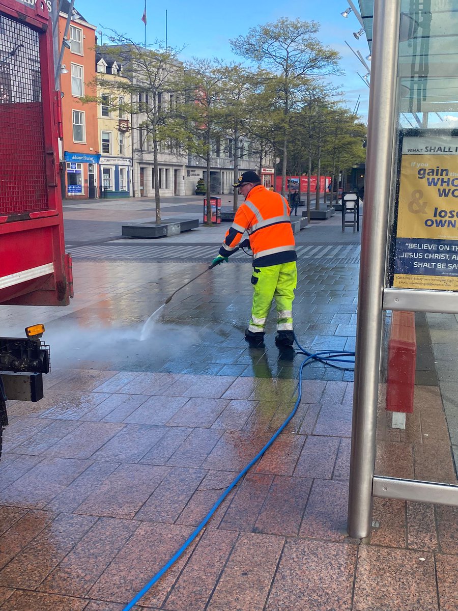 🧹Our Ops crews were out early this morning powerwashing the city for a busy day ahead. . . . . #streetcleaning #powerwashing #Cork @CBA_cork @CorkChamber