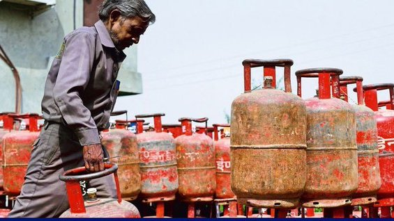 तेल विपणन कंपनियों ने तत्काल प्रभाव से कमर्शियल एलपीजी गैस सिलेंडरों की कीमतों में 19 रुपये प्रति यूनिट की कटौती की है।

#LPGcylinder #LPGPrice 
@DDNewslive @PIB_India