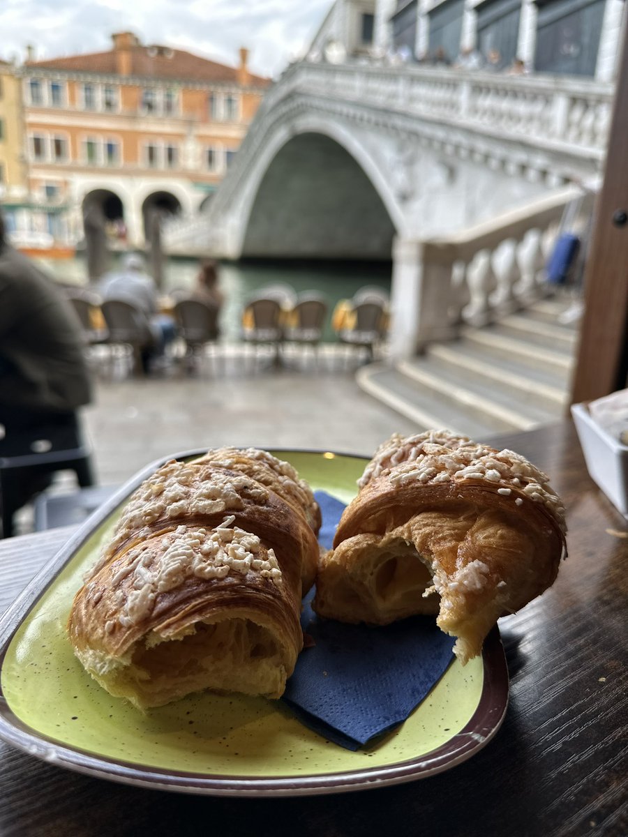 Breakfast with a view #Venice