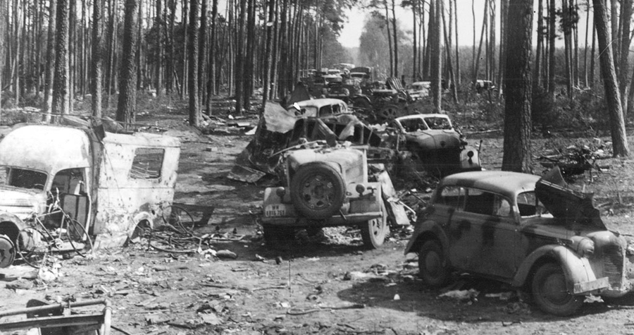 1945'te bugün: Berlin'in güneydoğusundaki Alman Dokuzuncu Ordusu'nun Sovyet kuşatmasını yararak batıya ulaşmak için çarpıştığı Halbe Muharebesi sona erdi. 80.000 kişilik ordunun ancak 25.000'i kuşatmadan çıkabildi. 30.000 Alman askeri ve 10.000 sivil öldü.