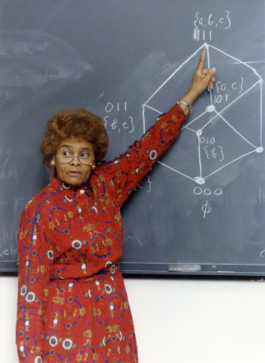 #TalDíaComoHoy en 1924, nace Evelyn Boyd Granville. Matemática, física y astrónoma estadounidense, segunda mujer afroamericana en obtener un doctorado en Matemáticas. Formó parte del equipo de matemáticas –trabajaba en IBM– que desarrollaron su labor para la NASA. #womeninstem