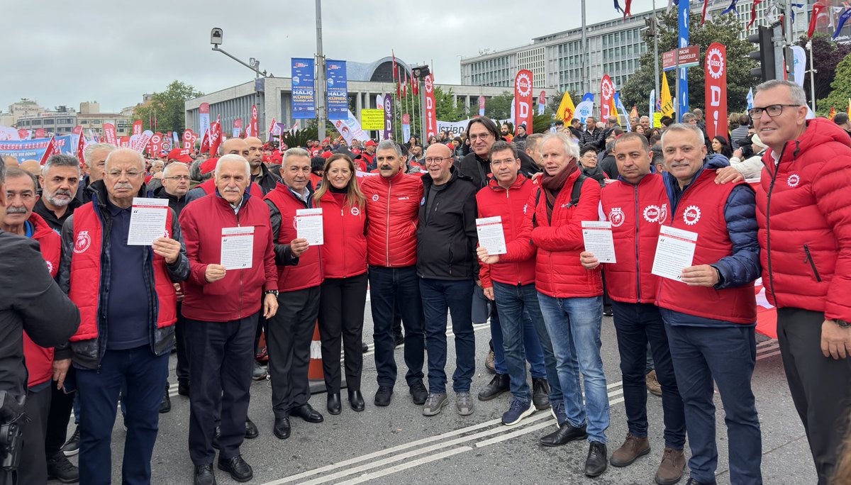 Anayasa mahkemesi kararını bir kere daha hatırlatmak isteriz. 1 Mayıs’ta Taksim Meydanında olmak her işçinin, emekçinin hakkıdır. Bu toplumsal ve tarihsel bir haktır.