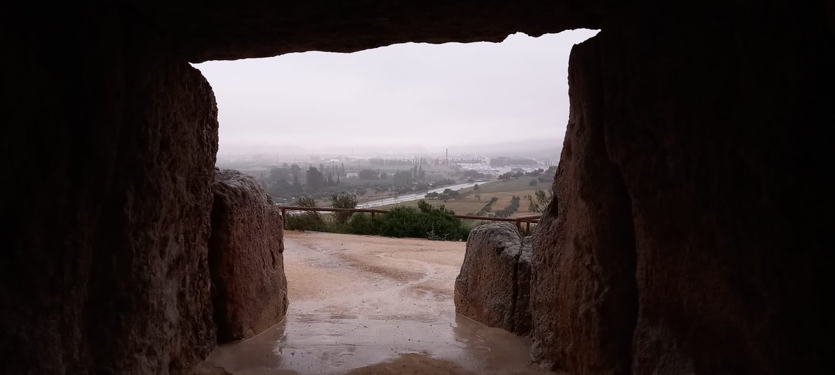 Buenos días desde #Menga 🌧️
¡Qué salga el sol por #Antequera! 

#DólmenesdeAntequera 
#DespiertaConArte @CulturaAND 

🕗 07:39 horas