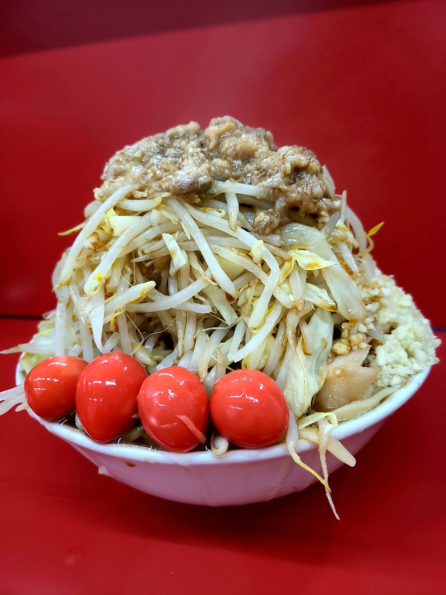 ラーメン二郎ひたちなか店
小ラーメン全部
生🥚メンマ🟥🫚うずら 

振り向いた人の目にこのうずらがはまってたら怖いだろうなぁ…
ご馳走さまでした🍜