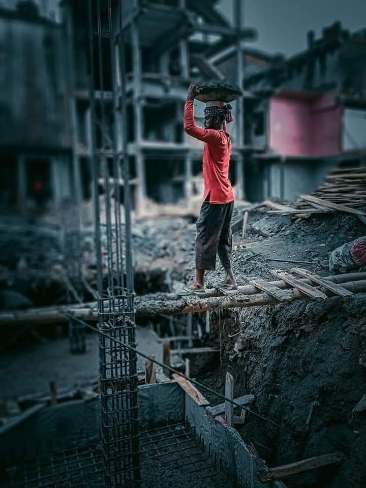 پسینے کی کیا بات کرتے ھو صاحب
لہو سوکھ جاتا ھے اُجرت سے پہلے...

#یوم مزدور
