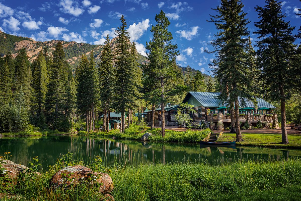 Dream sleep 💤 Nestled at the base of Cheyenne Mountain, on the south-western edge of Colorado Springs, The Broadmoor stands proudly as a century-old icon of luxury and adventure. Read the full review now: wanderlust.co.uk/content/dream-…