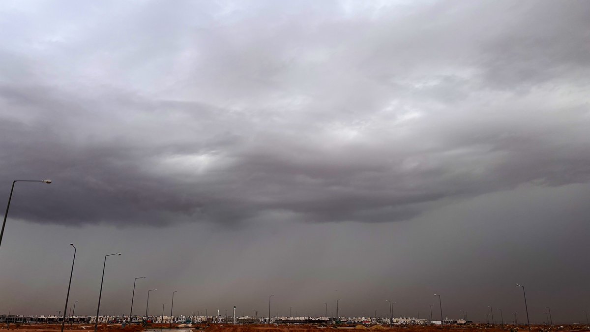 اقبل الخير من موقعي الآن قبلة شمال شرق العاصمة الرياض⛈️🫡 هملول المطر واضح غزارته