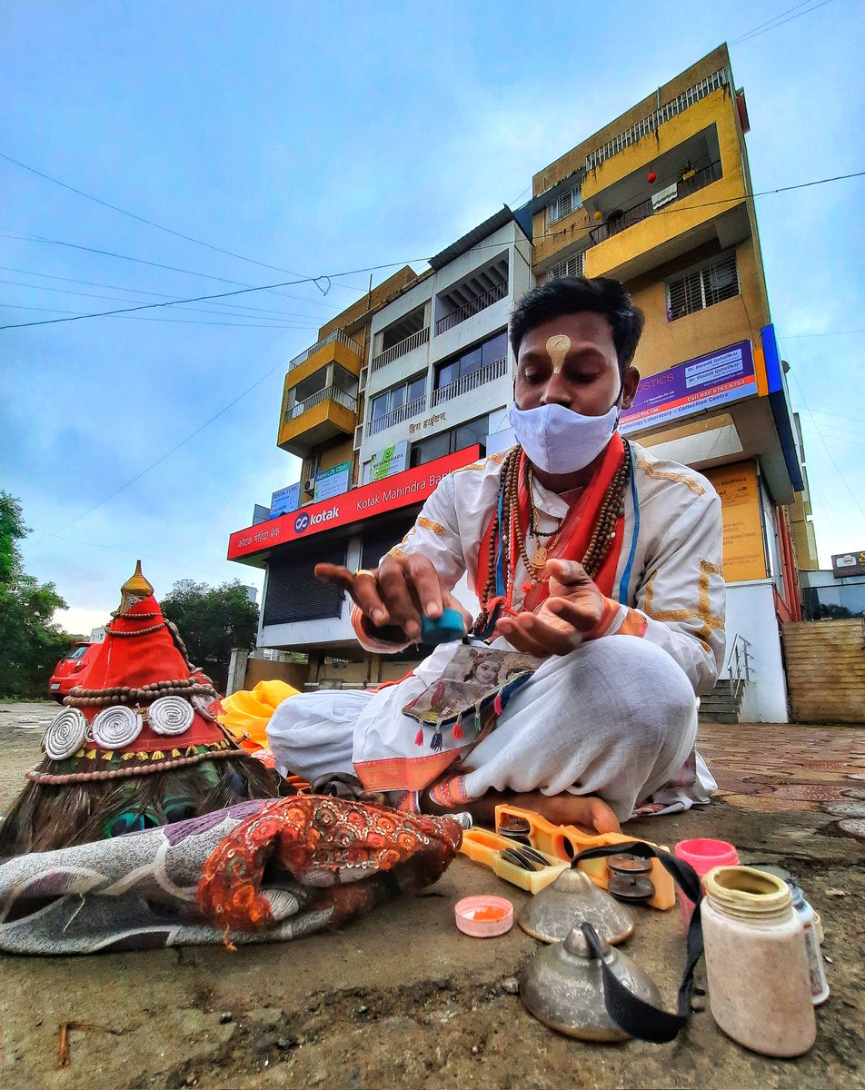 महाराष्ट्र म्हणजे काय? 

सकाळी येणारा वासुदेव, त्याची झांज वाजवायची पद्धत आणि मोर पिसांची टोपी 

#महाराष्ट्र_दिन
#clickforIndia 
#streetportrait